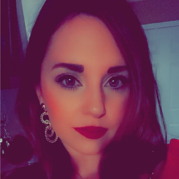 Meet your Posher, Jenna - Picture 2 of 2